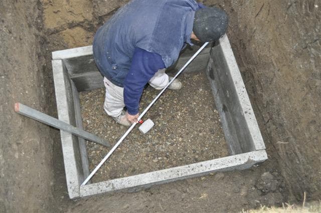 Prvá vrstva stenových dielcov vodomernej šachty usadená a vyrovnaná