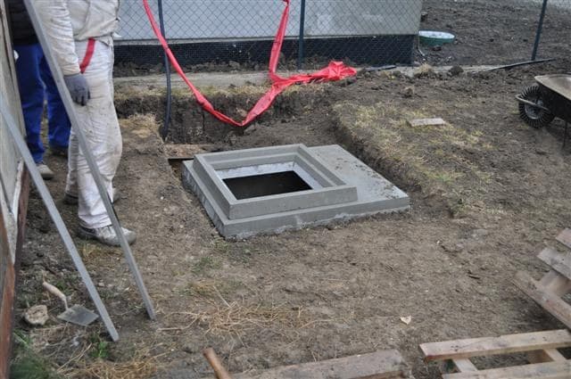 Stropný dielec vodomernej šachty s revíznym otvorom osadený na mieste