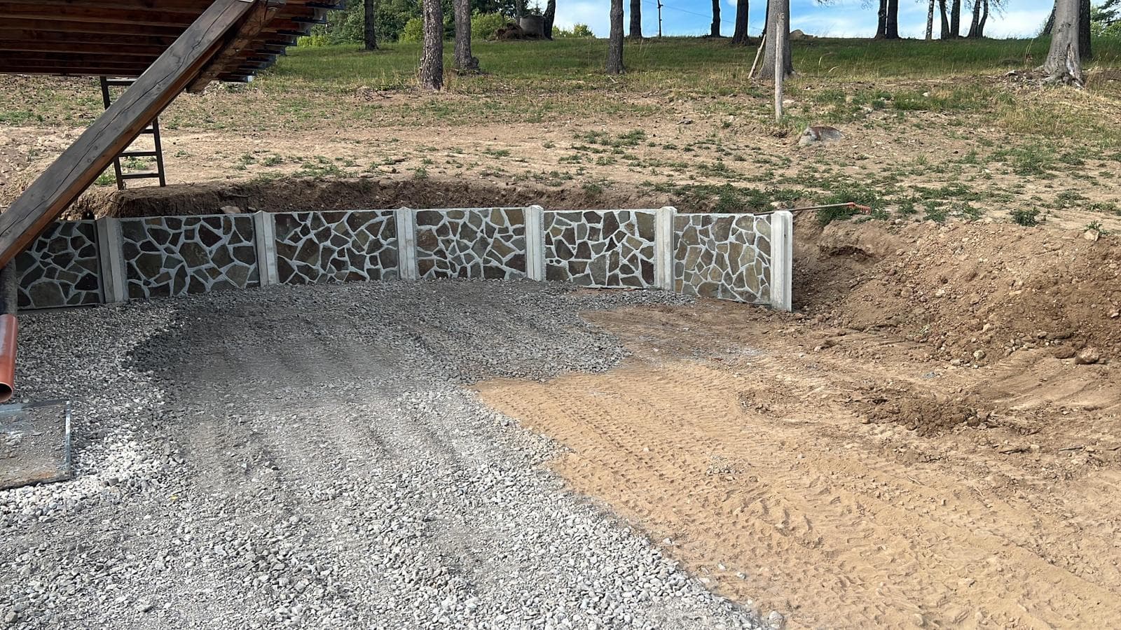 Betónový oporný múr 60 a 90 cm: svah zadržaný doskou z jedného kusu