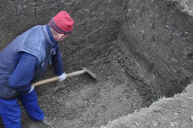 Pripravený výkop na vodomernú šachtu so štrkovým lôžkom
