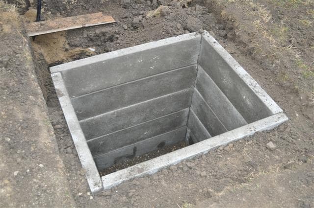 Stenové dielce vodomernej šachty naukladané po úroveň terénu