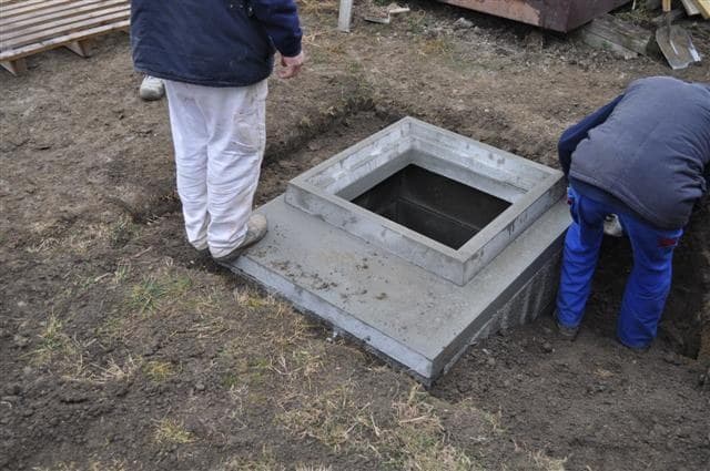 Kontrola vodorovnosti stropného dielca vodomernej šachty pred zásypom