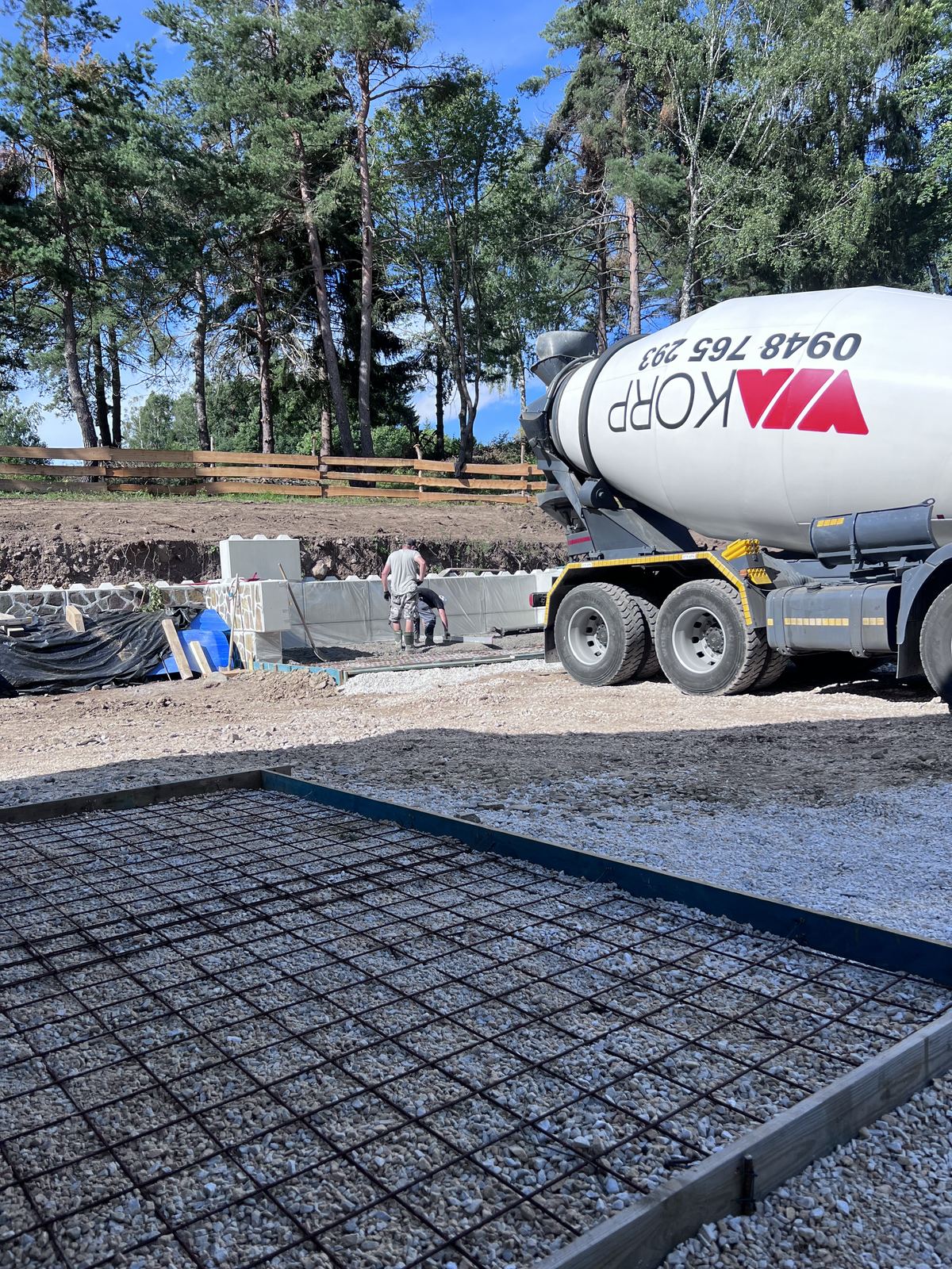 Betonáž základu pod oporný múr z betónových blokov – domiešavač na stavbe