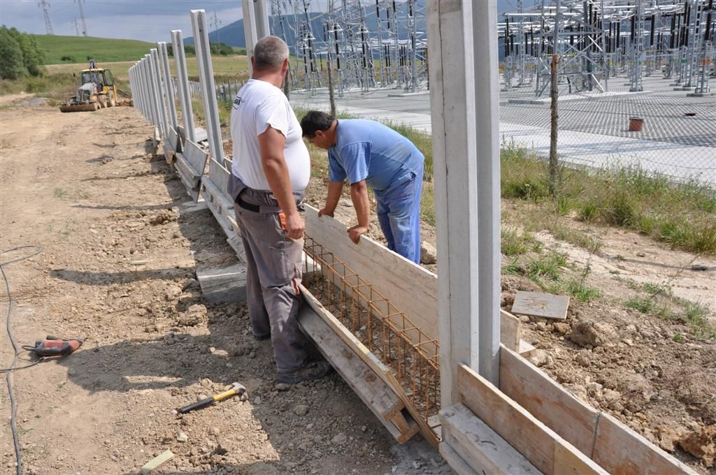 Debnenie a výstuž betónového základového pásu pri montáži plota LUKAPLOT
