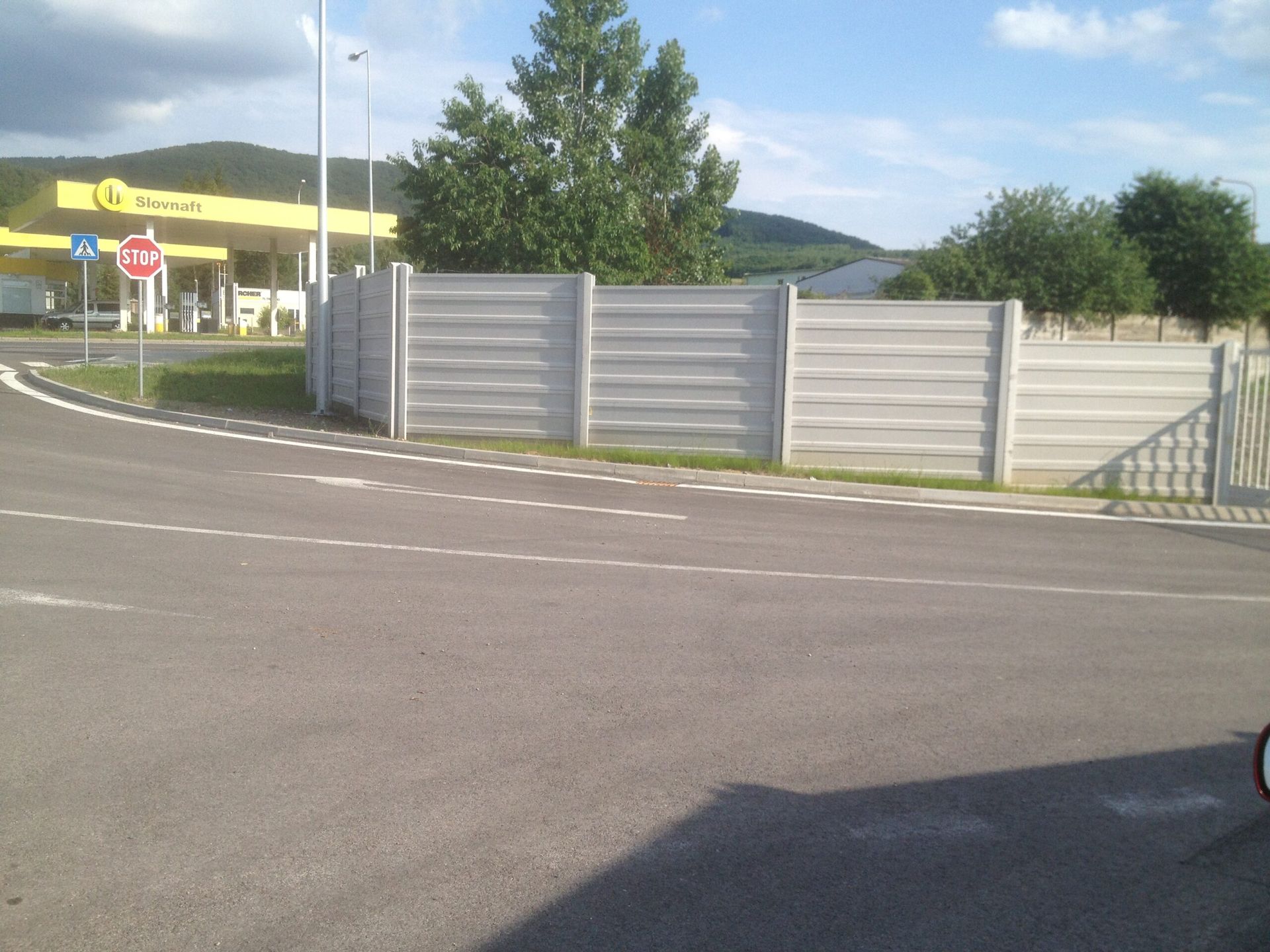 Hotový betónový plot LUKAPLOT pozdĺž cesty